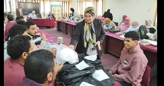 تسليم 23 ماكينة خياطة لأوائل خريجى الدورات التدريبية بمراكز التدريب المهنى بسوهاج