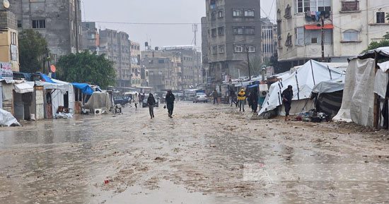 فيضانات الشتاء تضاعف أزمة النازحين فى قطاع غزة المحاصر