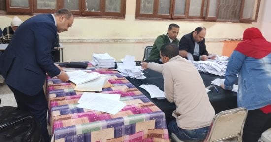 من داخل غرفة عمليات فرز أصوات الناخبين في الوراق وطناش