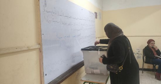 لليوم الثانى.. السيدات يتصدرن المشهد باللجان الانتخابية بالهرم