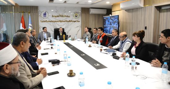 محافظ أسيوط يتابع توافد الناخبين فى اليوم الثانى لإعادة انتخابات النواب