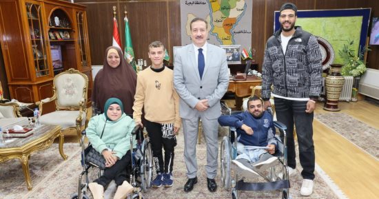 محافظ المنوفية يلتقى حالتين من ذوى الهمم من أسرة واحدة ويأمر بصرف مساعدات