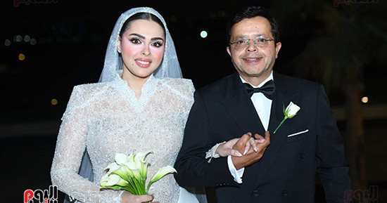 لقطات زفاف ابنة محمد هنيدى.. بكاء ورقص وغناء وأحمد السقا يشعل الحفل بالطبلة.. صور 