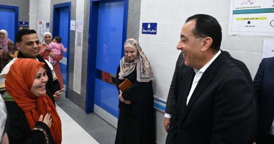 سلملى على الرئيس.. سيدة بالقليوبية تحمل مدبولى رسالة للرئيس السيسى
