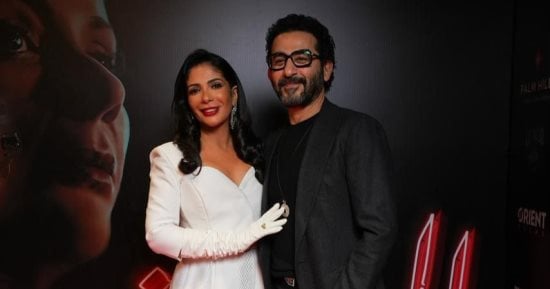 وصلة غزل بين أحمد حلمى ومنى زكى..  الحب كله
