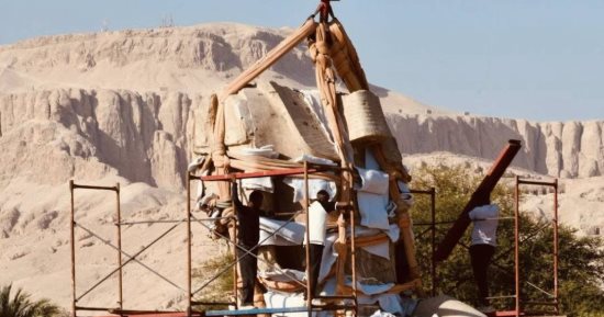 اليوم.. تنصيب أحد تماثيل أمنحتب الثالث فى معبد ملايين السنين بالبر الغربى