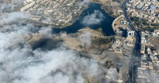 أبها بين الغيوم والضباب.. روعة الأجواء الشتوية في قلب عسير السعودية
