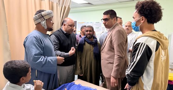نائب مدير الرعاية الصحية يتابع حالة المصابين في حادث انهيار منزل الدير