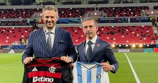 ممدوح عيد يتبادل الهدايا مع مسئولي فلامنجو قبل مواجهة نصف نهائي كأس القارات