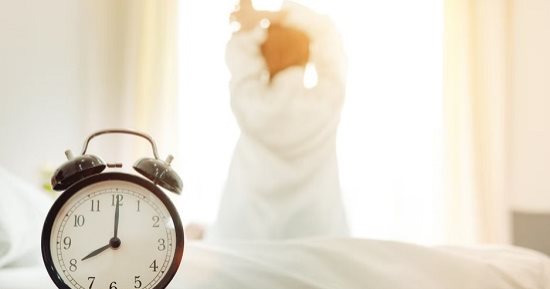 ليه بنصحى كل يوم قبل ميعاد المنبه؟.. اعرف امتى يبقى الموضوع طبيعى