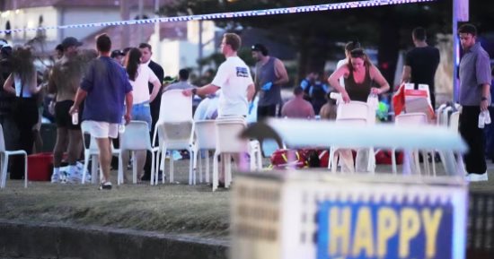 أكثر حوادث إطلاق النار دموية فى أستراليا منذ 1996.. مقتل 12 فى هجوم على الجالية اليهودية فى سيدنى فى عيد حانوكا .. الشرطة تعلن مقتل أحد المنفذين.. وتؤكد: لن نتهاون مع أى عمل إرهابى.. وإدانة إسرائيلية