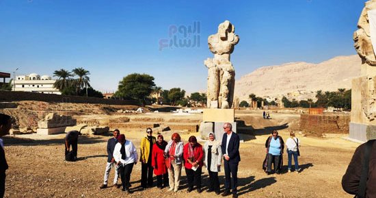تمثال أمنحتب الثالث.. الصور الأولى بعد إزالة الستار 