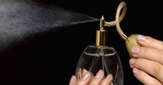 تفسير حلم زجاجة العطر.. تأثير الذكريات وألم من الماضى