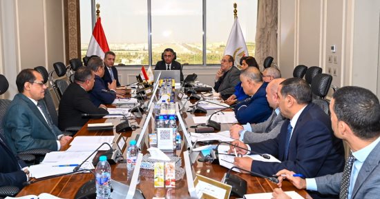 اجتماع لوزير التموين مع رؤساء شركات المطاحن التابعة للقابضة للصناعات الغذائية