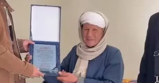 بعد 50 عامًا من الفراق.. طلاب يمنيون يكرمون معلمهم المصرى فى صعيد مصر