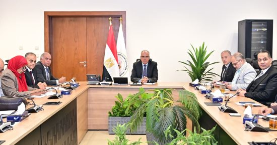 وزير الرى يناقش مقترح الخطة الاستثمارية لوزارة الري للعام 2026/2027
