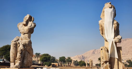 «AP» تسلط الضوء على ترميم تماثيل أمنحتب الثالث فى الأقصر.. ماذا قالت؟