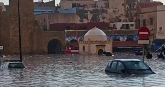 المناخ المتطرف يلاحق المغرب.. الفيضانات تُجبر150 ألفا على النزوح.. عمليات الإجلاء مستمرة.. مصرع 6 أشخاص غرقًا بطنجة وتطوان.. النشاط الزلزالي مستمر.. هزتان أرضيتان بالحسيمة وأزيلال.. وتحذيرات من موجات قادمة
