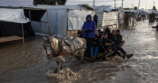 معاناة أهالى غزة.. الفيضانات تغرق خيام خان يونس 