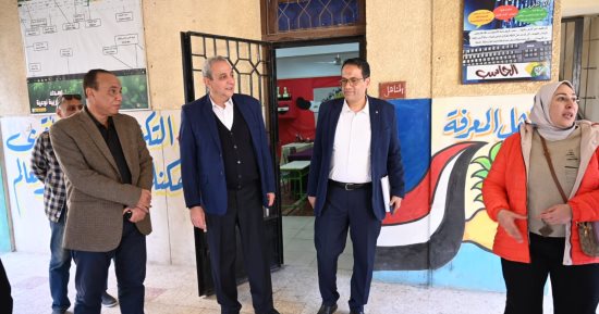 محافظ الغربية يتفقد لجان الإعادة داخل المدارس بطنطا ويُشيد بجاهزيتها الكاملة