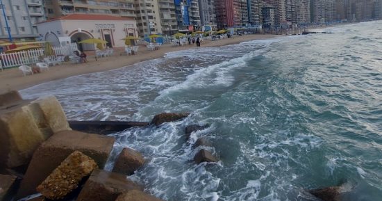 البحر يفيض.. نوة الفيضة الصغرى تضرب الإسكندرية برياح سرعتها 60 كم/ الساعة.. الأمواج ترتفع لـ3 أمتار.. النوة تستمر 5 أيام يصاحبها أمطار وانخفاض فى درجات الحرارة.. ترفع حالة الطوارئ واستمرار تطهير الشنايش.. صور