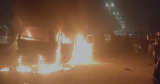 السيطرة على حريق ميكروباص أعلى دائرى البراجيل 
