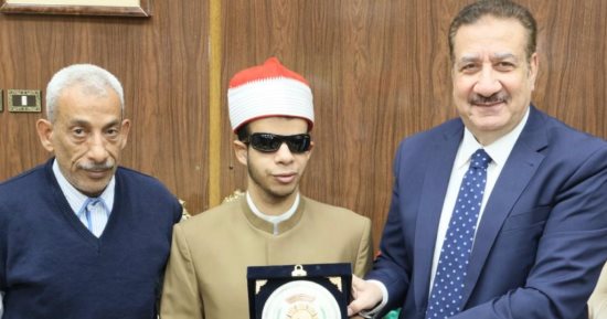 محافظ المنوفية يكرم الطالب عبدالرحمن مهدى الأول فى مسابقة القرآن الكريم