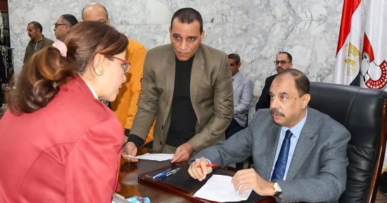 محافظ سوهاج يستمع إلى مطالب وشكاوى المواطنين فى اللقاء الجماهيرى
