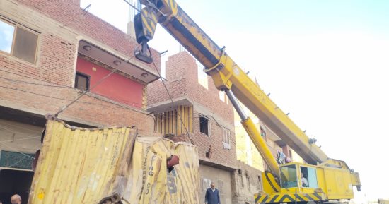بدء رفع حاويات حادث قطار طوخ.. فيديو