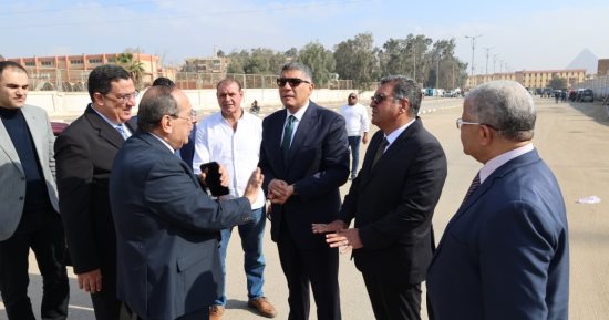 محافظ الجيزة يعاين الموقع المقترح لإقامة سوق اليوم الواحد بهضبة الأهرام.. صور