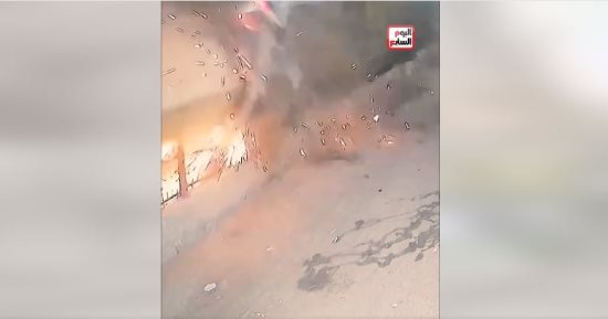 لحظة سقوط حاويات من قطار طوخ (فيديو)