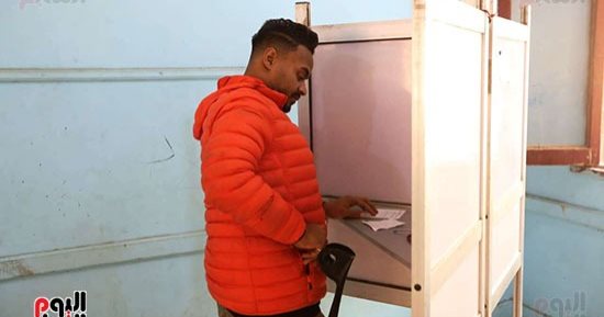 شاب من ذوى الاحتياجات خلال الإدلاء بصوته: حريص على المشاركة فى الانتخابات 