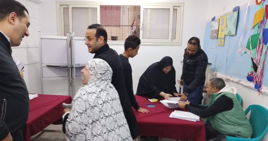 تزايد أعداد الناخبين فى المطرية فى مساء اليوم الأول من التصويت بجولة الإعادة.. صور 