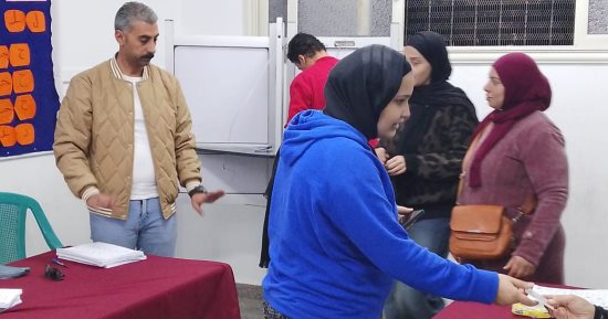 استمرار توافد الناخبين في المطرية قبل ساعات من غلق باب التصويت باليوم الأول.. صور 