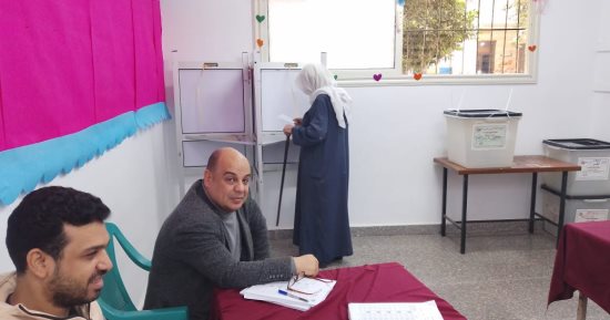 توافد المواطنين على لجان المطرية.. ومسن يتكئ على عكاز ليدلى بصوته