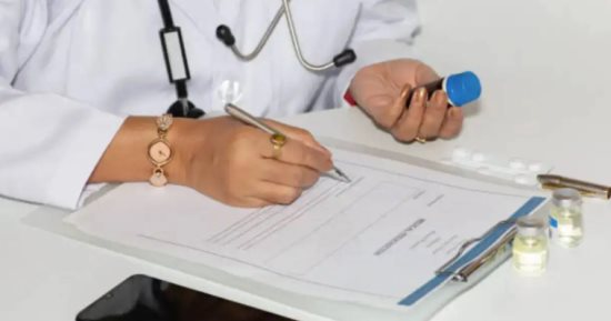 ما بتعرفش تقرأ الروشتة.. الهند تلزم الأطباء الكتابة بوضوح