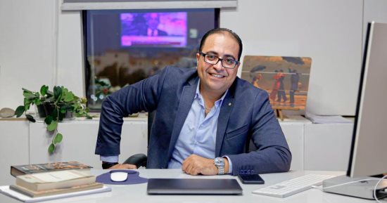 يعتمد في كتابته على المزج بين التاريخ والخيال.. شريف سعيد يفوز بجائزة نجيب محفوظ للرواية لعام 2025 عن روايته عسل السنيورة.. كتب في الرواية والاقتصاد.. وأنا أحبك يا سليمة أول رواياته.. كتاب فن اللعبة أحدث أعماله