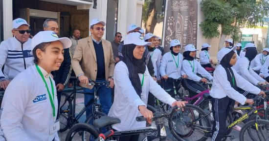 محافظ قنا يشارك في ماراثون دراجات للفتيات دعمًا لقضايا المرأة 