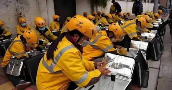 قناة صينية تحذف فيلما رومانسيا عن توصيل الطعام بعد موجة انتقادات