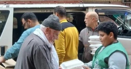 مؤسسة نبيل الكاتب توزّع وجبات غذائية على الأسر الأولى بالرعاية بالبحيرة