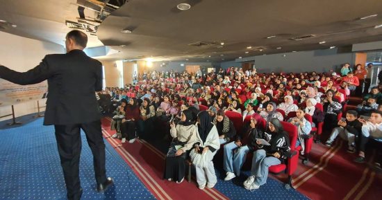 إقبال كثيف من طلبة الإعدادية والثانوية على قوافل التربية والتعليم المجانية.. صور