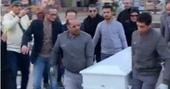 أقارب نيفين مندور يودعون جثمانها بالدموع