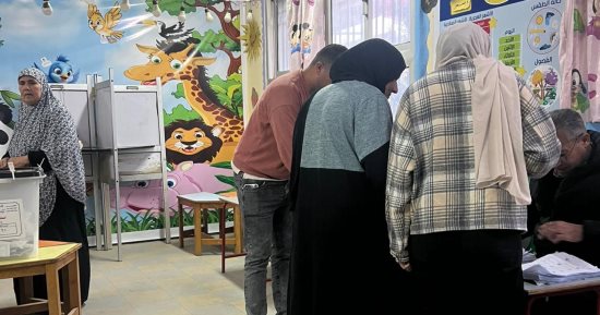 إقبال واسع فى بركة السبع.. أسر كاملة تشارك بجولة إعادة انتخابات النواب.. صور