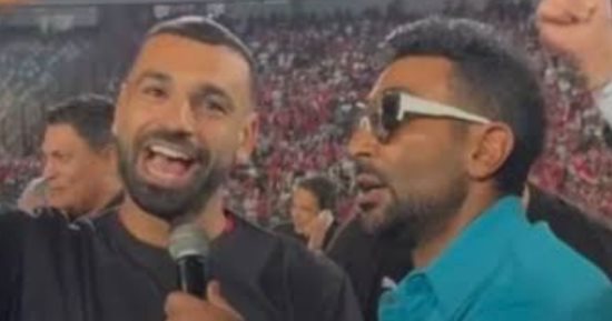 أحمد سعد يهدى محمد صلاح أغنية فخر العرب المصرى.. فيديو