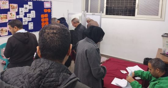إقبال كثيف من الناخبين على لجان المطرية قبل ساعات من غلق باب التصويت.. صور 