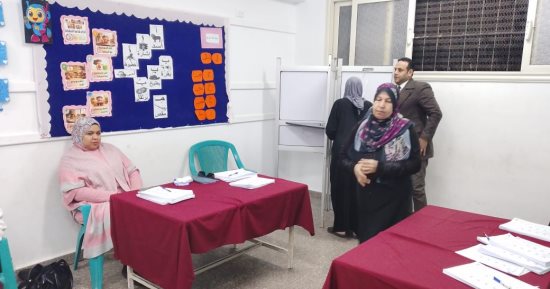 رئيس لجنة فرعية بالمطرية يصطحب سيدة مسنة لصندوق الاقتراع لتدلى بصوتها