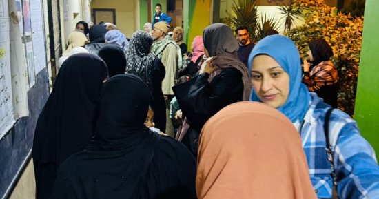 زحام شديد أمام اللجنة الانتخابية بقرية الجعفرية بالشرقية