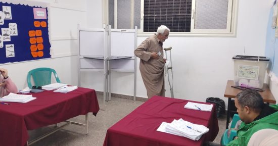 ناخب يتحدى المرض ويدلى بصوته في الانتخابات البرلمانية بالمطرية.. صور