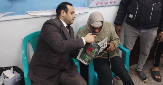 أحد ذوى الهمم يدلى بصوته في المطرية.. ورئيس اللجنة يساعده