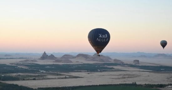رحلات مناطيد العلا بالسعودية تشهد إقبالا لافتا فى الموسم الشتوى
